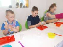 Dzieci robią swoje masy typu slime