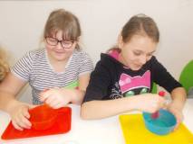 Dzieci robią swoje masy typu slime