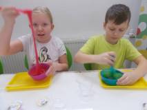 Dzieci robią swoje masy typu slime