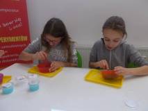 Dzieci robią swoje masy typu slime
