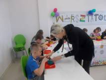 Dzieci robią swoje masy typu slime