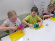 Dzieci robią swoje masy typu slime