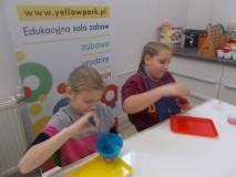Dzieci robią swoje masy typu slime