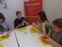 Dzieci robią swoje masy typu slime