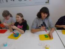 Dzieci robią swoje masy typu slime