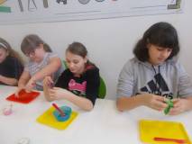 Dzieci robią swoje masy typu slime
