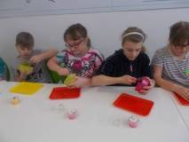 Dzieci robią swoje masy typu slime