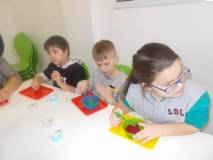 Dzieci robią swoje masy typu slime