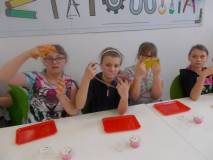 Dzieci robią swoje masy typu slime