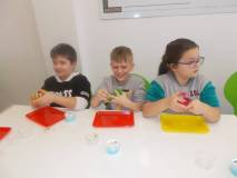 Dzieci robią swoje masy typu slime