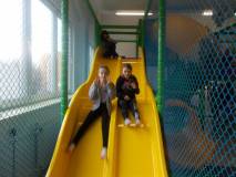 Dzieci zjeżdżają na zjeżdżalni