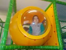 Dziewczynka pozuje do zdjęcia