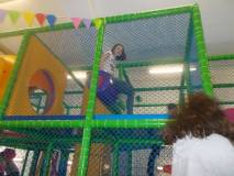 Dzieci podczas zabawy na placu zabaw w Yellow Parku