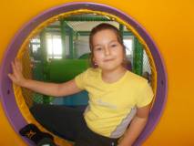 Dzieci podczas zabawy na placu zabaw w Yellow Parku