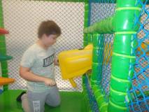 Dzieci podczas zabawy na placu zabaw w Yellow Parku