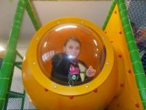 Dzieci podczas zabawy na placu zabaw w Yellow Parku