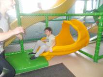 Dzieci podczas zabawy na placu zabaw w Yellow Parku