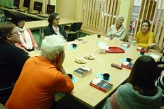 Na zdjęciu uczestnicy rozmawiają o książce