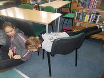 dziewczynka wykonuje wylosowane zadanie