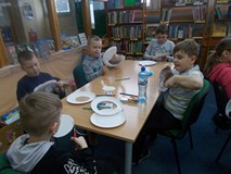 Dzieci wykonują prace plastyczne