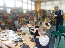Dzieci wykonują prace plastyczne