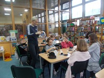 Dzieci wykonują prace plastyczne