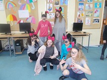 Dzieci pozują w wykonanych przez siebie papierowych uszach