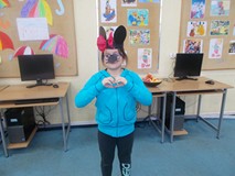 Dzieci pozują w wykonanych przez siebie papierowych uszach