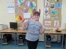 Dzieci pozują w wykonanych przez siebie papierowych uszach