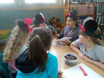 Dzieci wykonują prace plastyczne