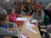 Dzieci wykonują prace plastyczne