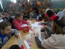 Dzieci wykonują prace plastyczne