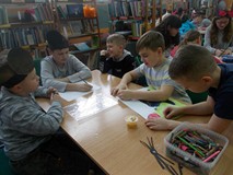 Dzieci wykonują prace plastyczne