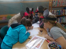 Dzieci wykonują prace plastyczne