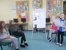 Dzieci prezentują wykonane w grupach prace