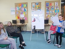 Dzieci prezentują wykonane w grupach prace