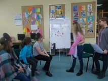 Dzieci prezentują wykonane w grupach prace