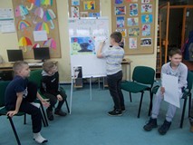 Dzieci prezentują wyknane w grupach prace