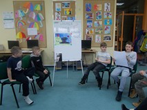 Dzieci prezentują wyknane w grupach prace