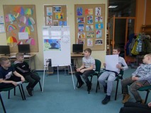 Dzieci prezentują wyknane w grupach prace