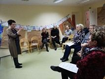 Grupa powtarza za prowadzącą gesty języka migowego