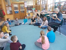 Bibliotekarka czyta fragment tekstu