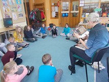 Bibliotekarka czyta fragment tekstu