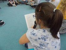 Dziewczynka śpiewa piosenkę z bajki Walta Disneya