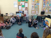 Bibliotekarka prowadzi turniej wiedzy o bajkach Walta Disneya