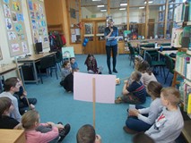 Bibliotekarka prowadzi turniej wiedzy o bajkach Walta Disneya