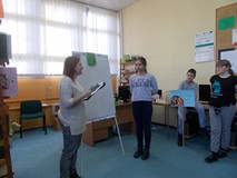 Bibliotekarka prowadzi turniej wiedzy o bajkach Walta Disneya