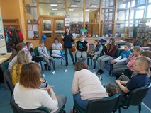 Dziewczynka prowadzi zabawę