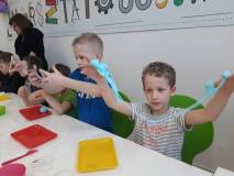 Dzieci uczestniczą w zabawie