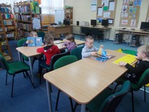 Dzieci oglądają książeczki